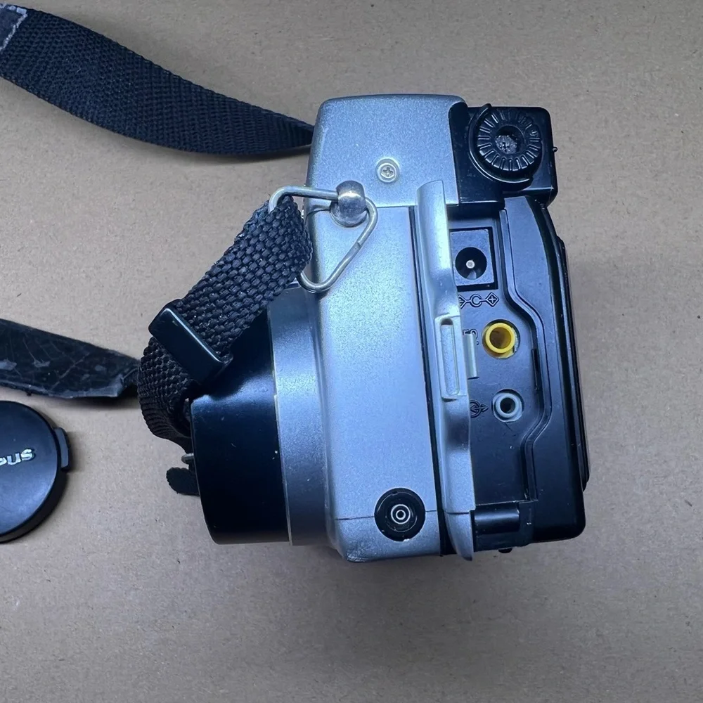 Vintage Olympus Camedia C-2000 Z Digital Camera 2.1MP Tested Works Strap 3x Zoom